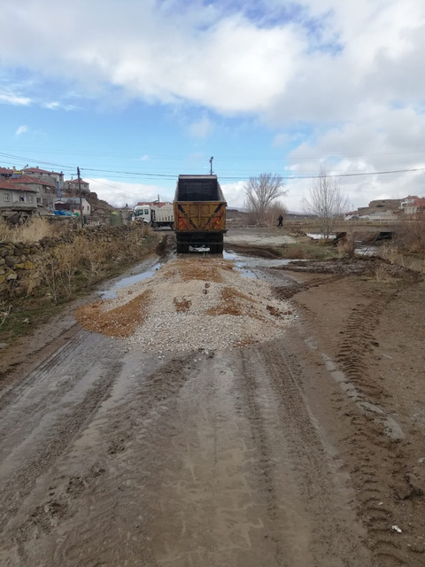 Köprübaşı ve Güllüce Mahallemizde yol iyileştirme çalışmaları yapıldı.