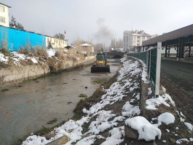 Bük Deresinde temizlik çalışmaları yapılıyor