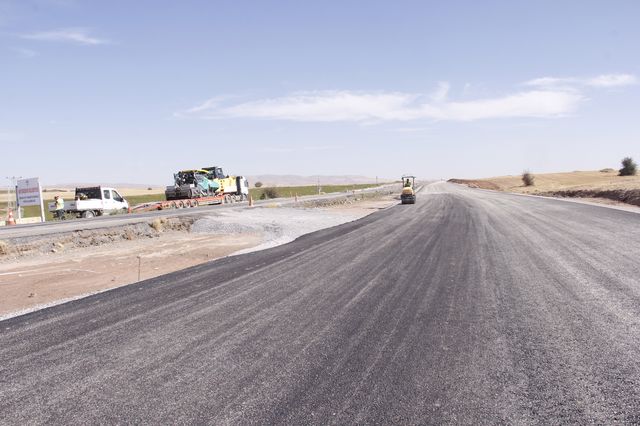 Çöp transfer İstasyonunda yol çalışmaları devam ediyor.