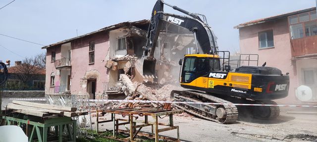 BÜNYAN'DA METRUK BİNALAR YIKILIRKEN BİR YANDANDA KOYUNABDAL'DA BAYRAM TEMİZLİĞİ DEVAM ETTİ