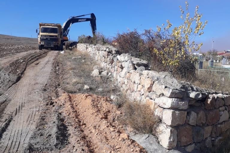 Emirören Mahallesinde mezarlık genişletme ve çevre duvar yapımı devam ediyor