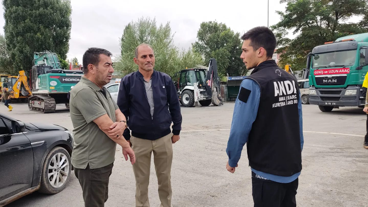 BAŞKAN METİN SABAHIN İLK IŞIKLARIYLA GÜLLÜCE MAHALLESİNDE DEVAM EDEN ÇALIŞMALARI TAKİP ETTİ