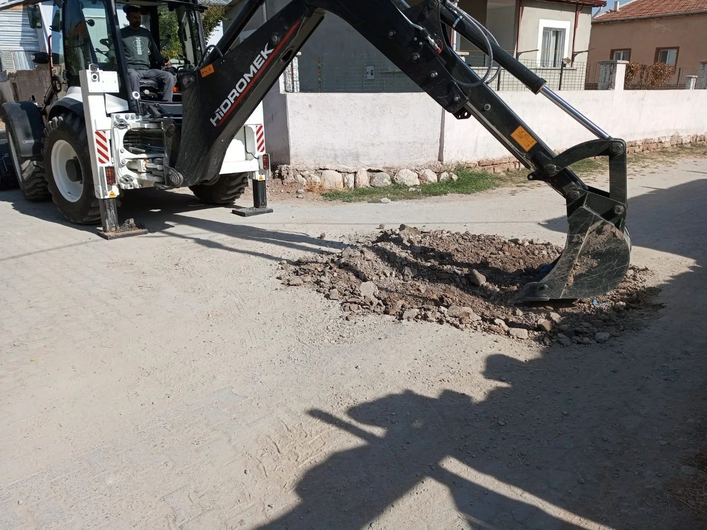 PARKE VE ASFALT ÇALIŞMALARI DEVAM EDİYOR