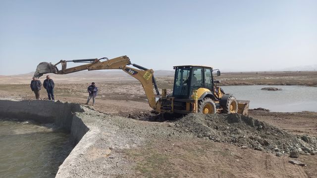 Yenisüksün Mahallesinde Gölet temizlik ve tesviye çalışmaları yürüttü.