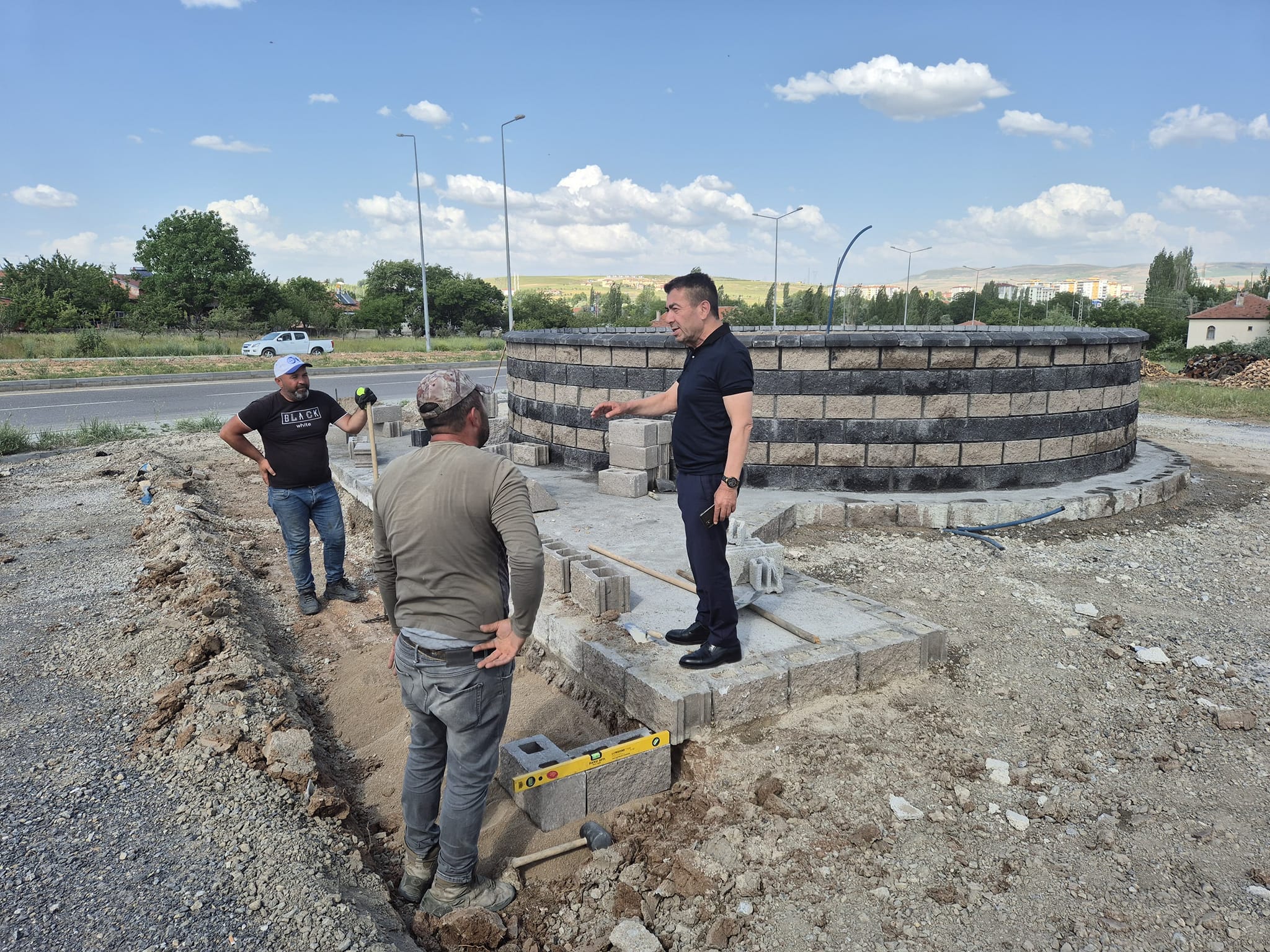 BAŞKAN METİN DEVAM EDEN ÇALIŞMALARI İNCELEDİ