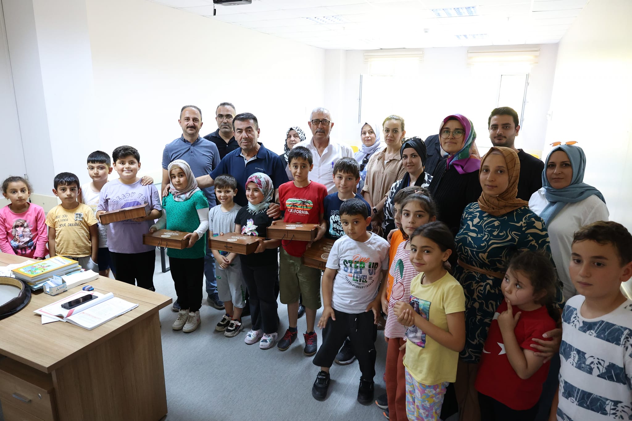 BAŞKAN AMCALARINDAN ÇOCUKLARA ANLAMLI HEDİYE