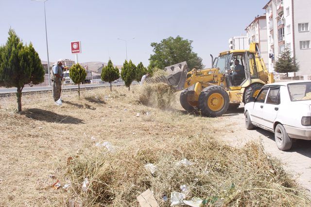 İlçe Genelinde Park, bahçe yeşil alanlarda temizlik çalışmaları devam ediyor.