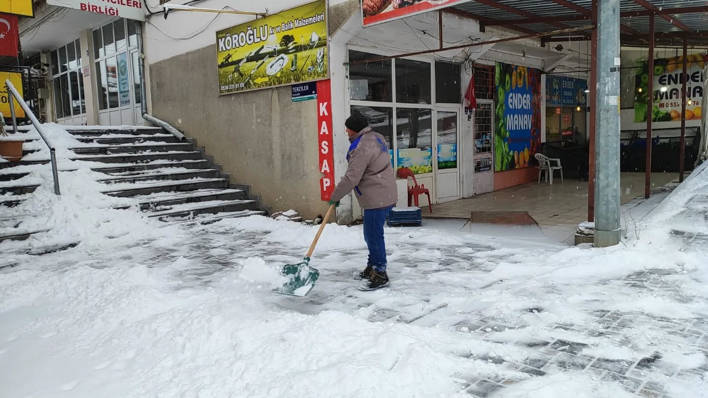 İLÇEMİZDE KAR TEMİZLİĞİ DEVAM EDİYOR