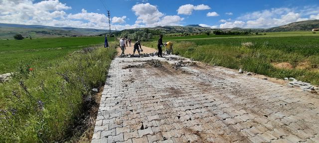 KOYUNABDAL MAHALLESİNDE PARKE YOL ÇALIŞMALARI DEVAM EDİYOR