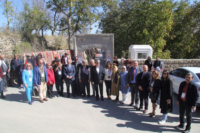 Başkan Altun ve Kaymakam Gülen Güzel Sanatlar Sergisi açılışını gerçekleştirdi.