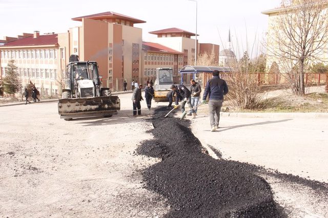 İlçemiz Genelinde asfalt yama çalışmaları devam ediyor.