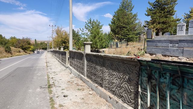 Camiikebir Mahalle Mezarlığı duvarları yenileniyor.