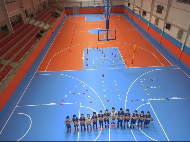 ​BÜNYAN SPOR SALONU YENİ ZEMİNİNE KAVUŞTU