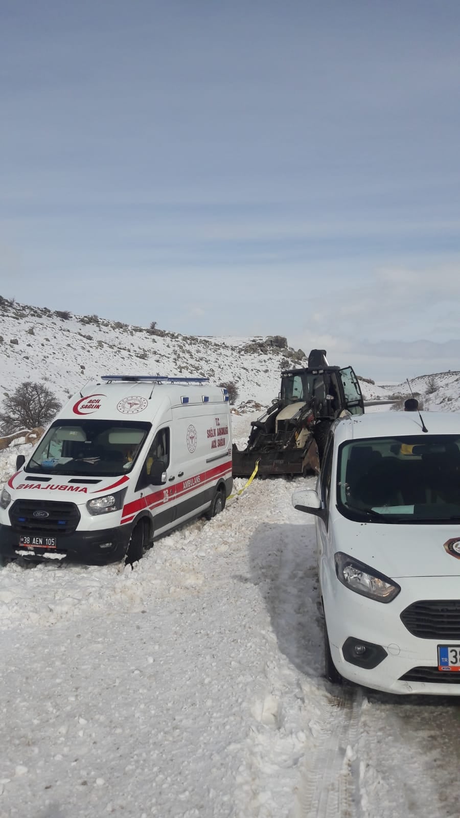 Ekiplerimizce İlçe genelinde Karla Mücadele Çalışmalarımız Aralıksız devam ediyor.