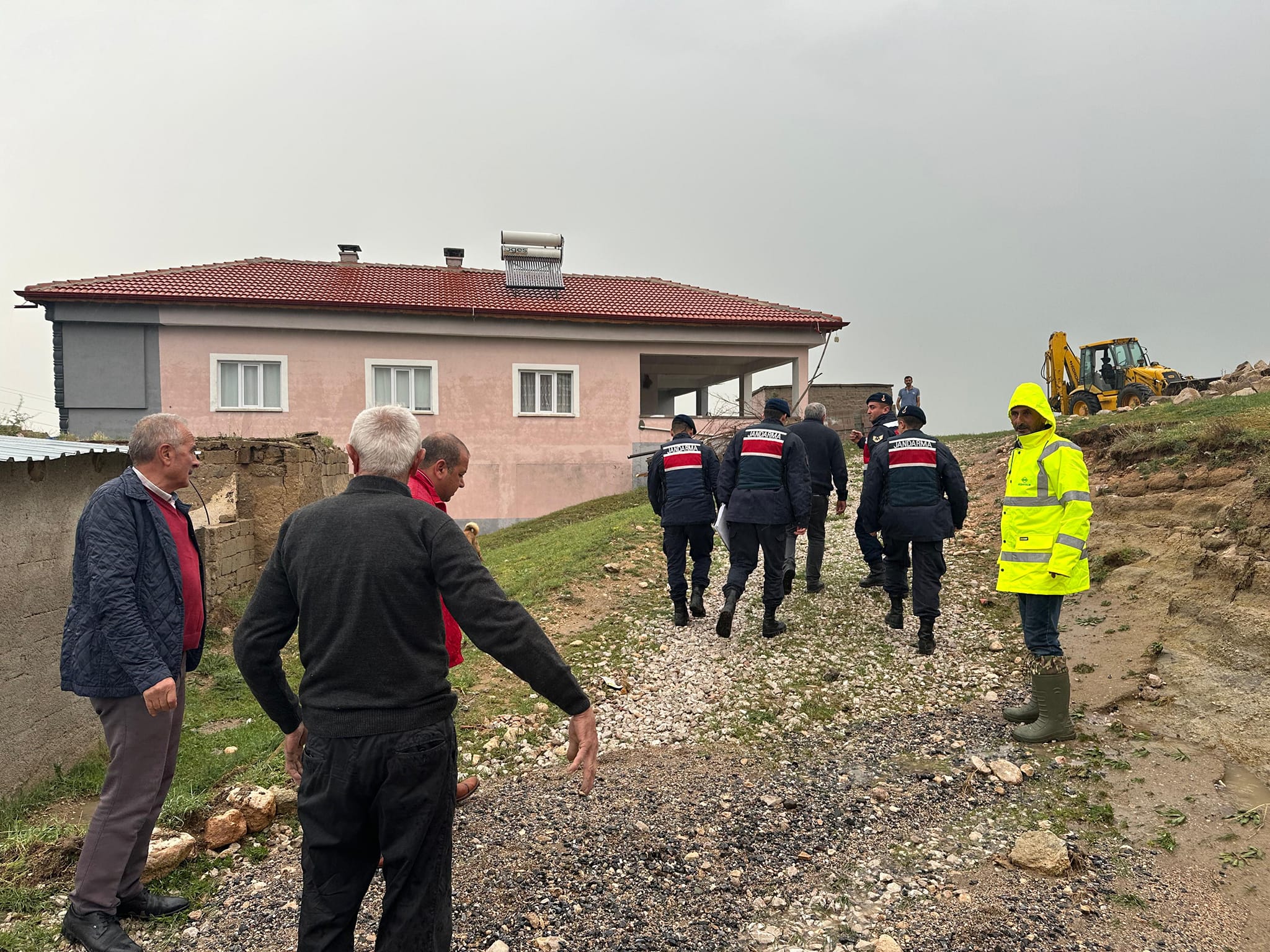 EKİPLERİMİZ YÜNÖREN MAHALLEMİZDE MEYDANA GELEN SELE MÜDAHALE ETTİ