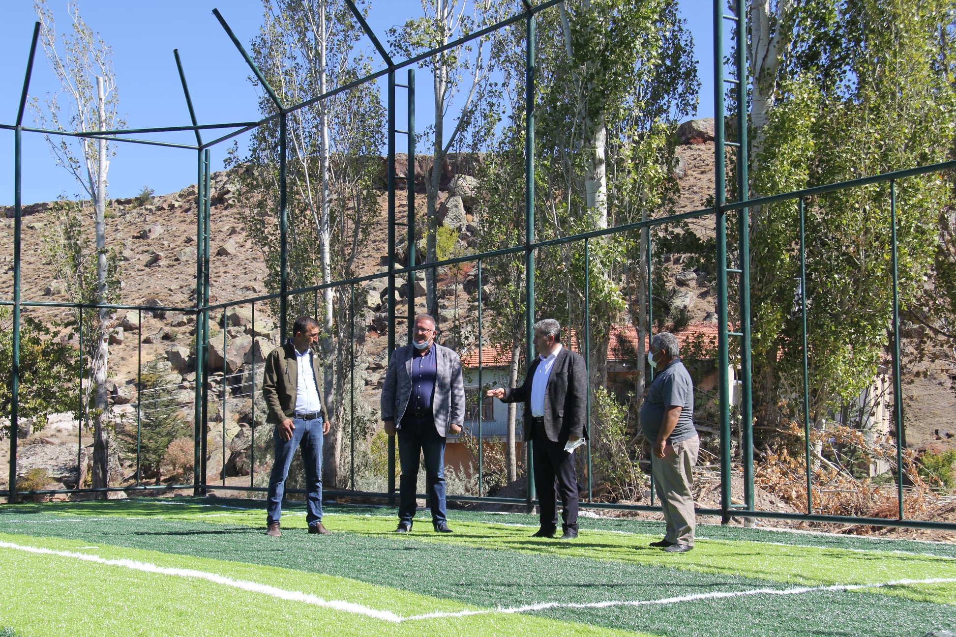 ​BAŞKAN ALTUN YAPIMINDA SONA GELİNEN YENİ SÜKSÜN HALISAHASINA GİDEREK İNCELEMELERDE BULUNDU