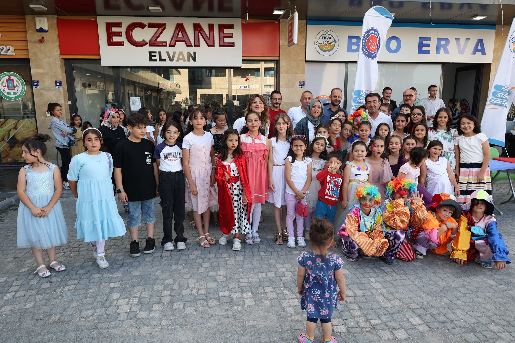 BAŞKAN METİN ERVA SPOR KULÜBÜ GELENEKSEL YAZ ŞENLİĞİNDE GENÇLER VE ÇOCUKLARLA BİR ARAYA GELDİ