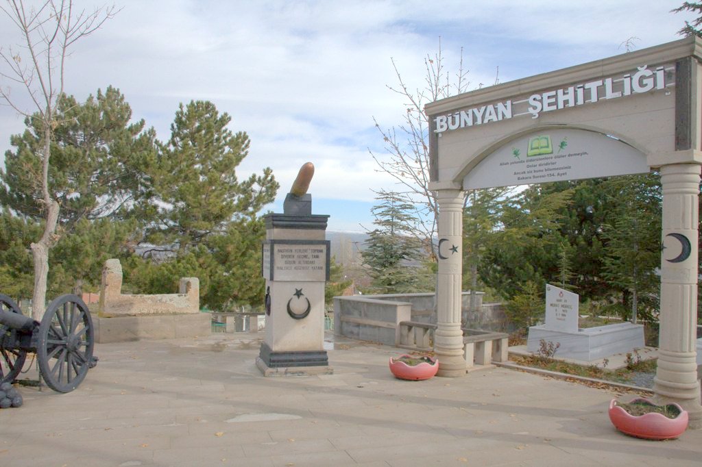 DAMLA GÖNÜLLÜLERİ TOPLULUĞU İLÇEMİZDE ŞEHİTLİK VE CAMİ TEMİZLİĞİ YAPTI