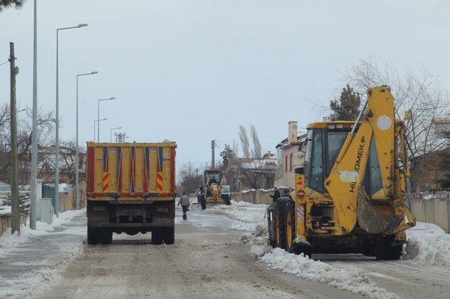 İlçe genelinde Karla mücadele çalışmaları devam ediyor