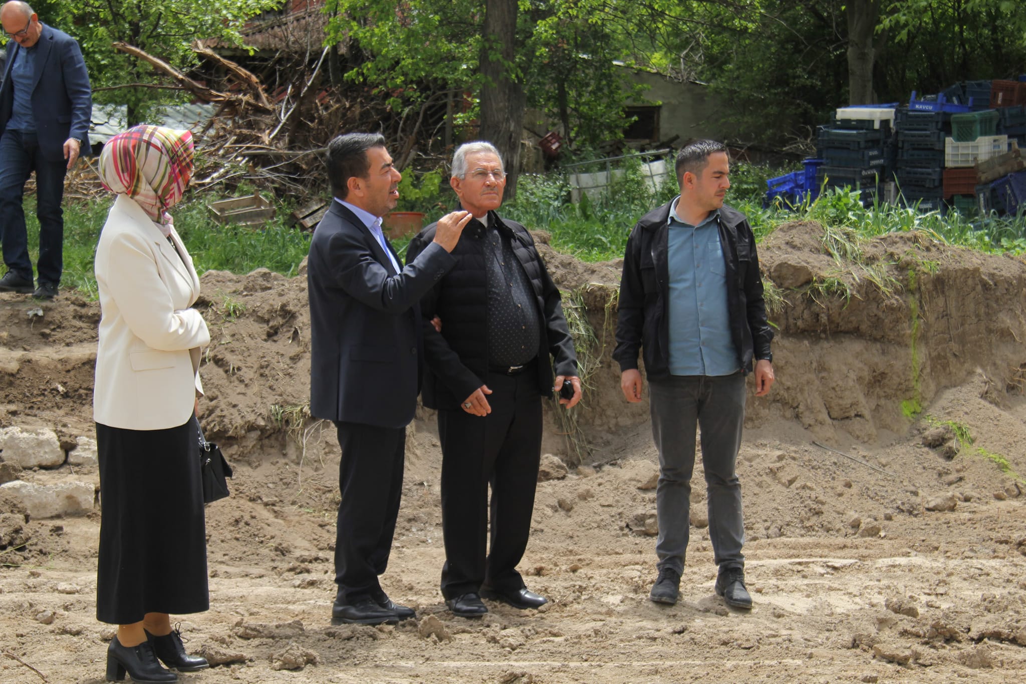 ​**"Geçmişten Geleceğe Uzanan Eller: Saygı ve Minnettarlıkla"**