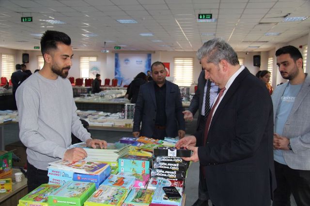 Başkan ALTUN kitap fuarını ziayret etti.