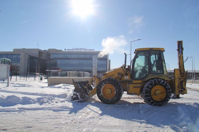 İlçemiz genelinde araç ve yaya yollarında karla mücadele çalışmaları yapıldı.