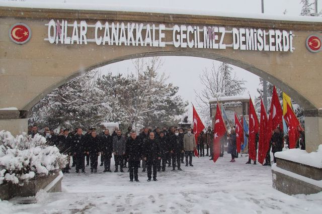 Bu toprakları bizlere vatan kılan aziz şehitlerimizi saygıyla ve rahmetle anıyoruz.