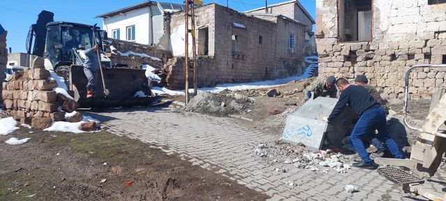 Kül ve atıklar temizlenirken atık toplama alanında ıslah ve çevre düzenleme çalışmaları yapıldı.