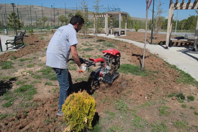 Yakutiye Mahallesinde TOKİ'den devralınan parkta çalışmalar başladı.