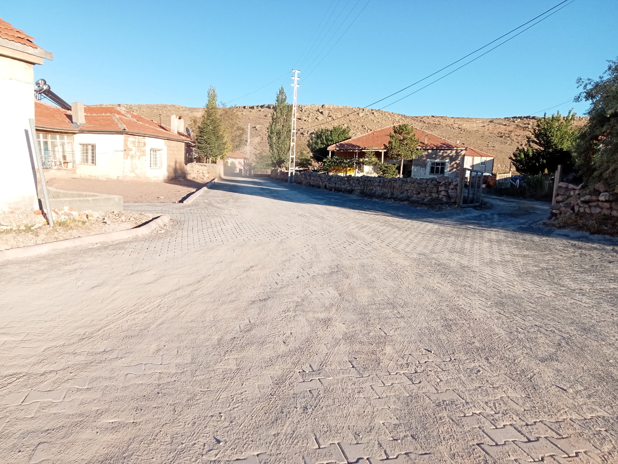 Fen işleri ekiplerimizin tüm mahallelerimizde kilitli parke çalışmalarımız devam ediyor.