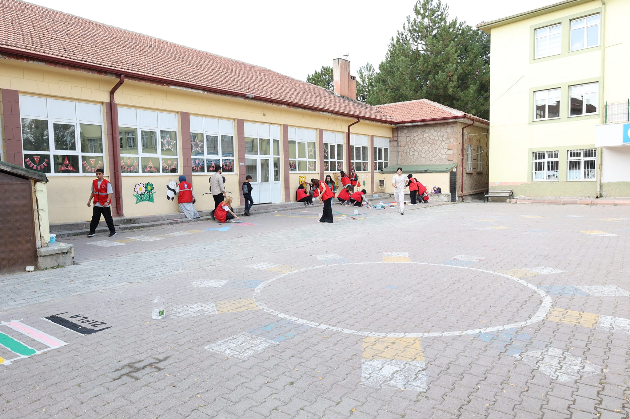 İLÇEMİZ OKULLARI RENKLENMEYE DEVAM EDİYOR