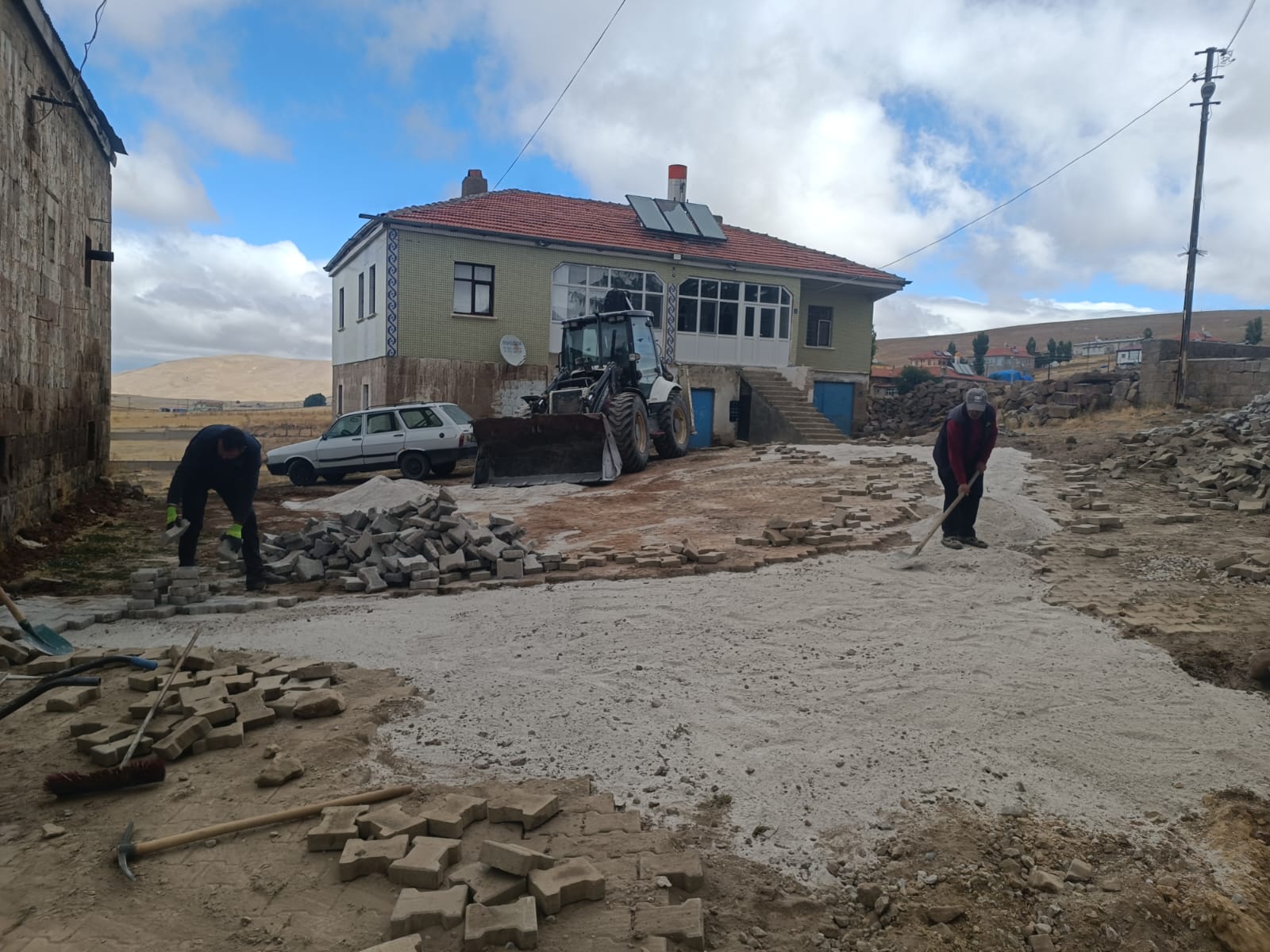 GÜLLÜCE VE BURHANİYE MAHALLELERİMİZDE PARKE ÇALIŞMALARI