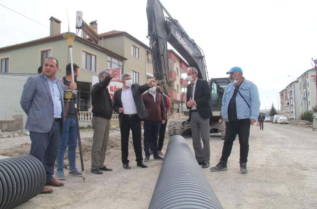 ​BAŞKAN ALTUN, BÜNYAN-TUZHİSAR YOLUNDA SICAK ASFALT, ANDEZİT KALDIRIM VE OTOPARK YAPIM ÇALIŞMALARINI