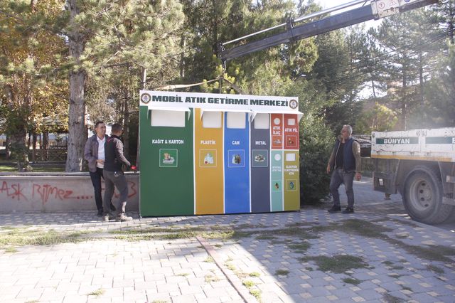 Mobil Atık Getirme Merkezimizin ilki Şehit Yusuf Uğur Caddemize konuşlandırıldı.