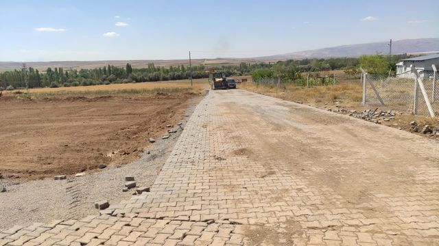 ​KİLİT PARKE YOL YAPIM ÇALIŞMALARI KARACAÖREN MAHALLESİNDE SÜRÜYOR