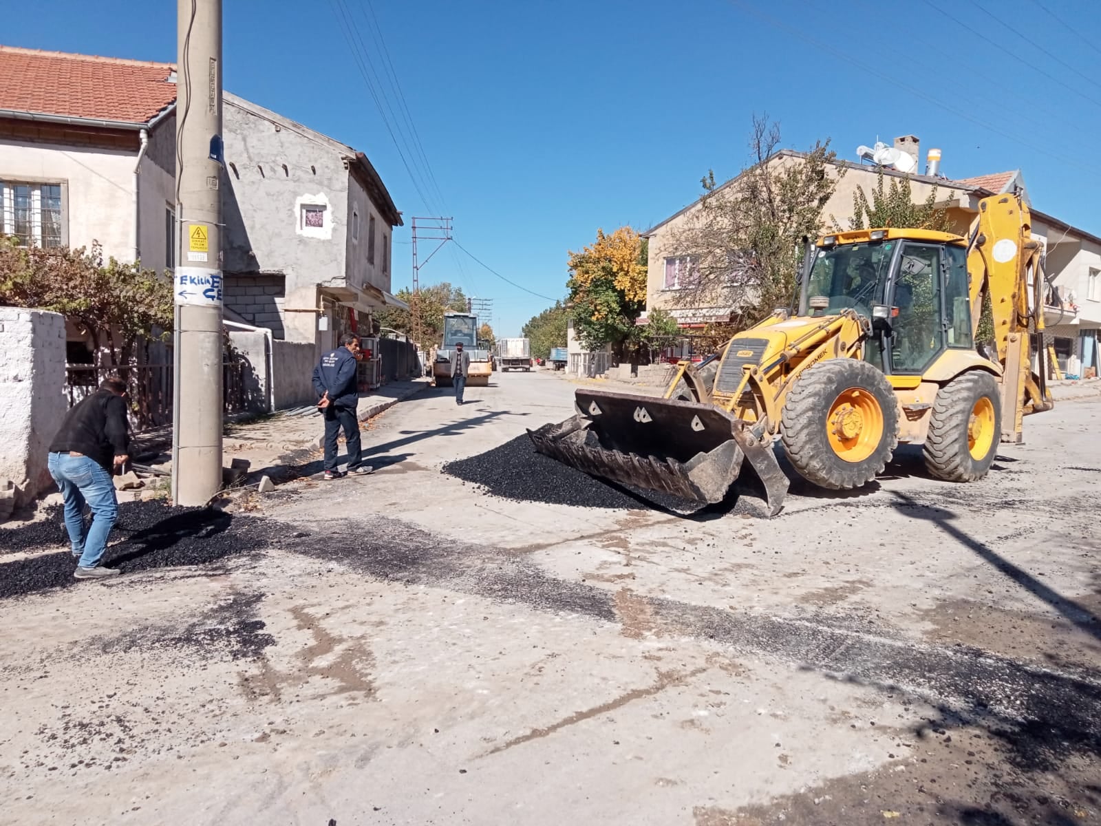 ​GERGEME MAHALLESİNDE YENİLENEN ENERJİ HATLARI SONRASI YOLLARDA BAKIM ÇALIŞMASI YAPILIYOR