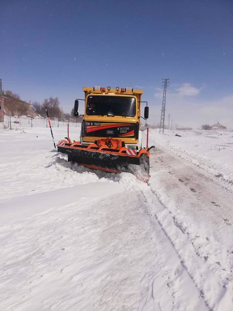 İlçemiz genelindeki yaya yollarında kar temizleme çalışmaları yapıldı.