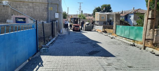 ​KİLİT PARKE YOL YAPIM ÇALIŞMALARI GÜLLÜCE VE SAMAĞIR MAHALLELERİNDE SÜRÜYOR