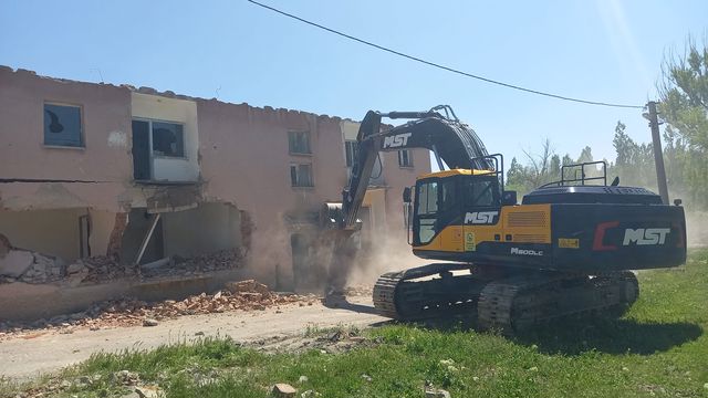 ​TEHLİKE ARZ EDEN METRUK BİNALARIN YIKIM ÇALIŞMALARI ARALIKSIZ SÜRÜYOR