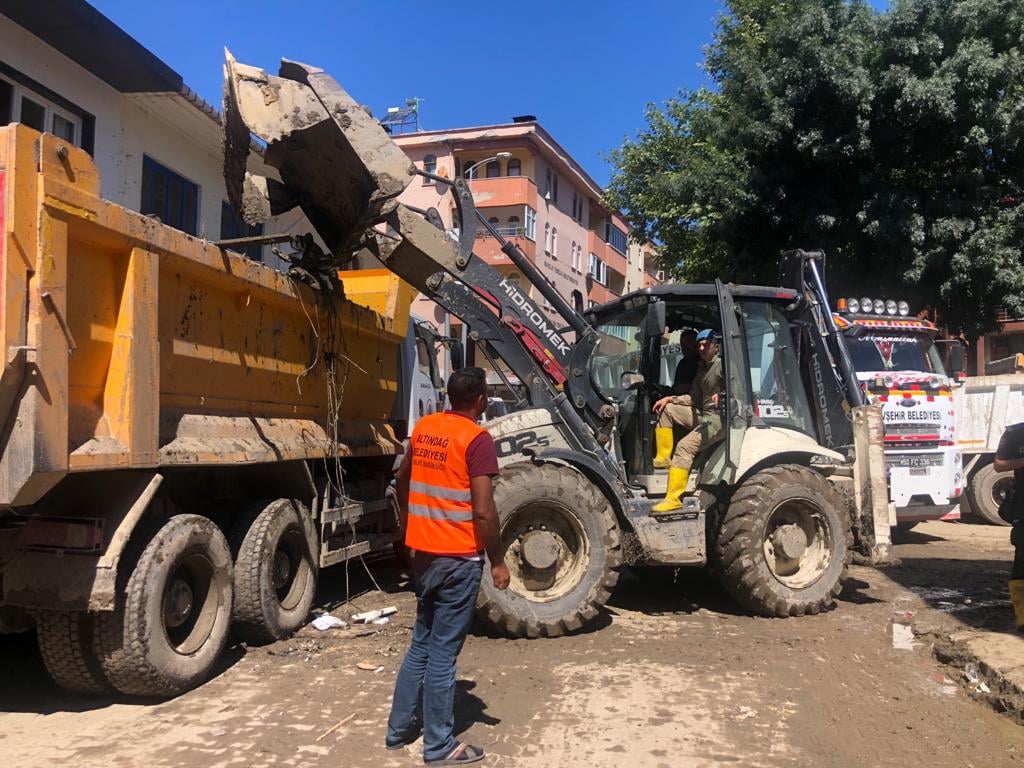Sel felaketinin geride bıraktığı hasarları gidermek için çalışmalar devam ediyor.