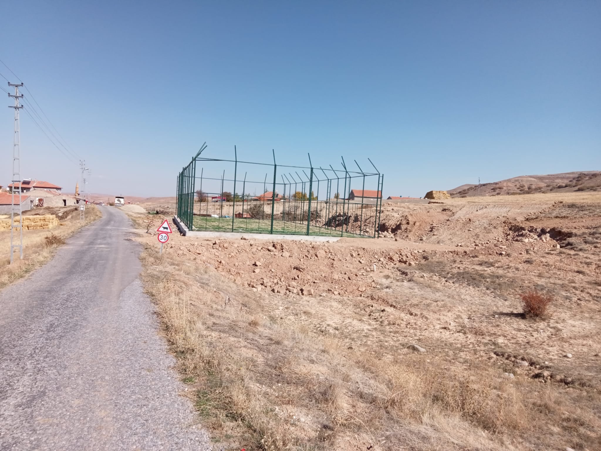 ​PİRAHMET MAHALLEMİZDE HALI SAHA YAPIM ÇALIŞMALARI SONA GELİYOR