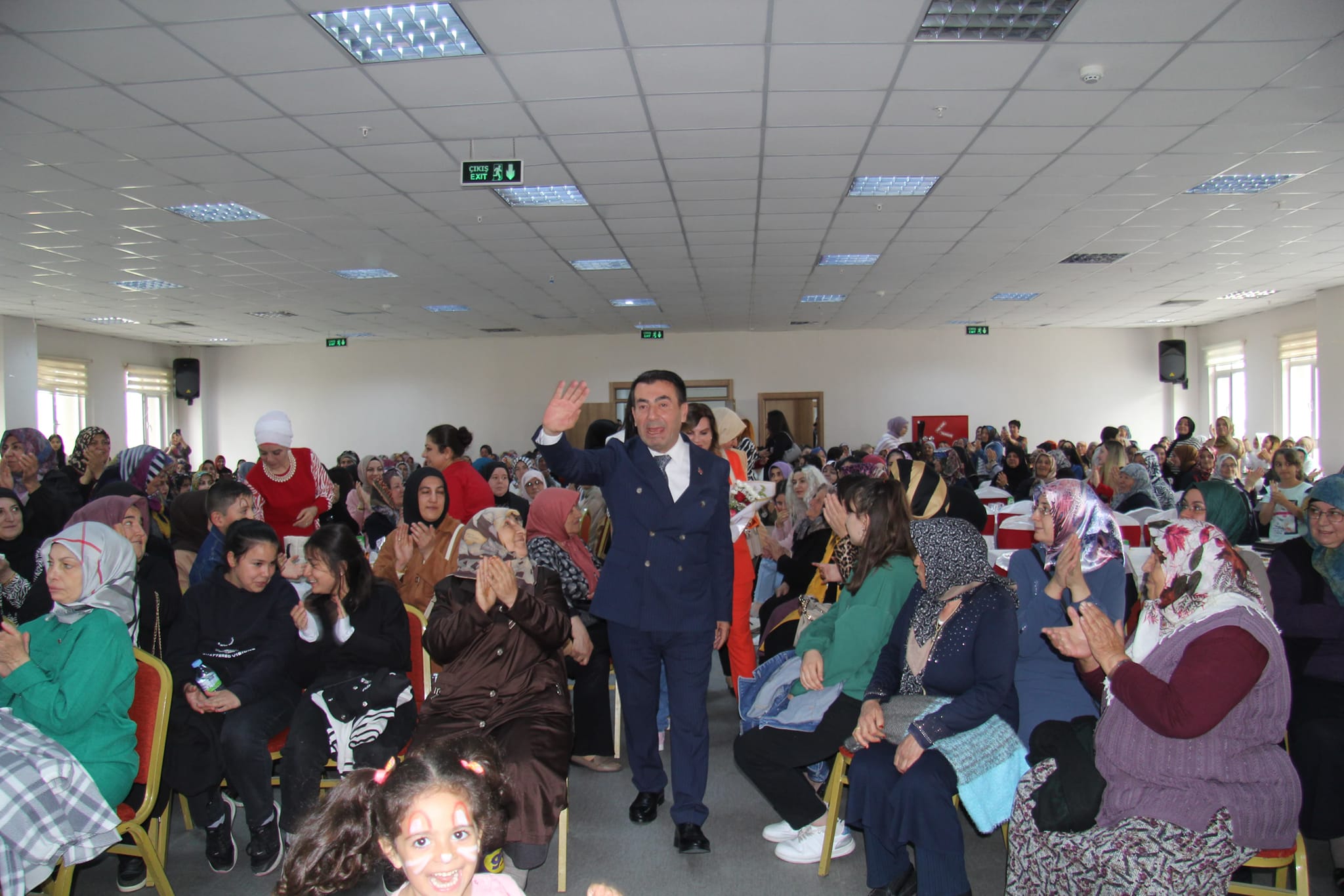 BELEDİYEMİZCE ANNELER GÜNÜNE ÖZEL KADINLAR ŞENLİĞİ DÜZENLENDİ