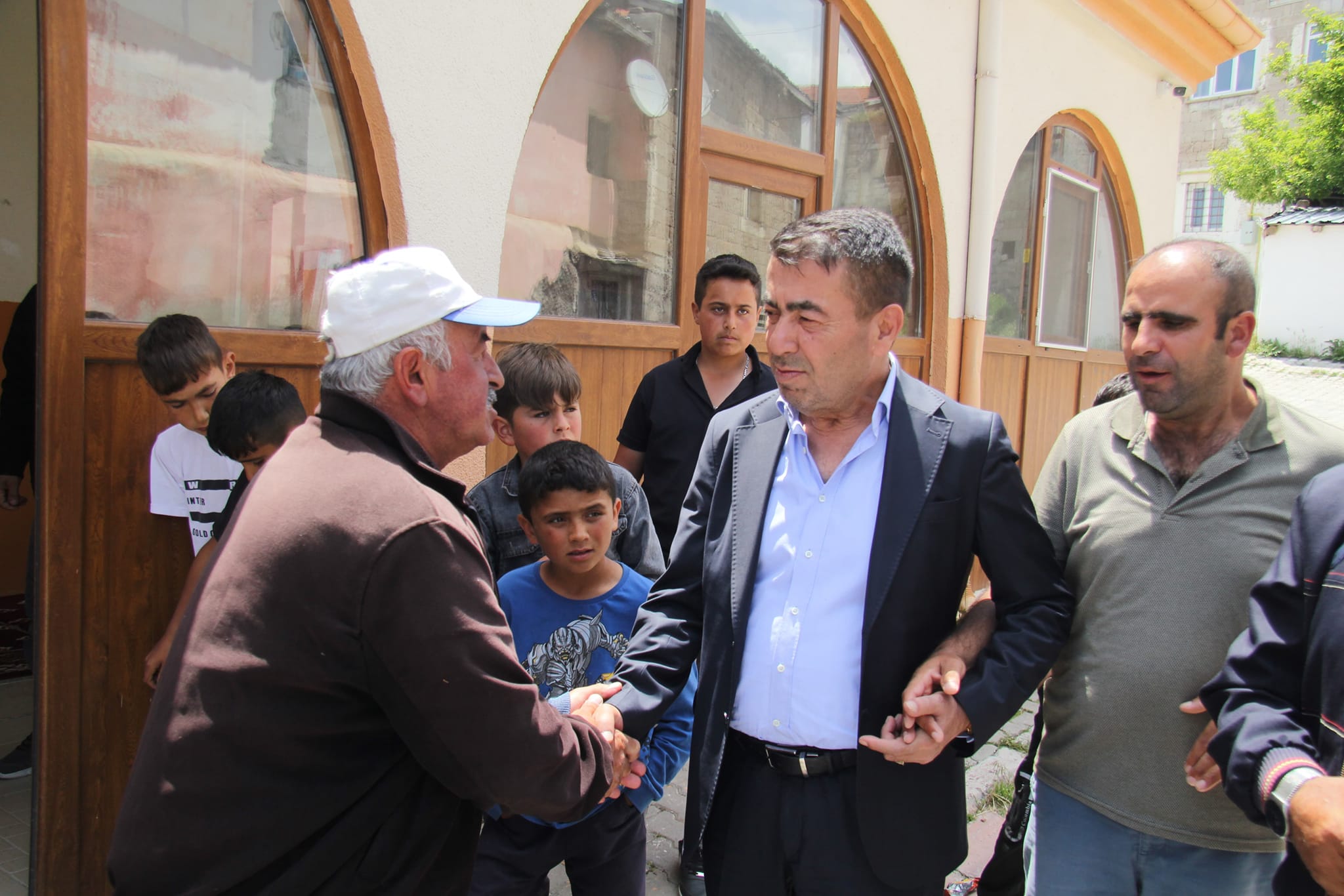 Başkan Metin, Güllüce Mahallesinde Eda Ettiği Cuma Namazı Sonrası Velioğlu Ortaokulunda İncelemelerd