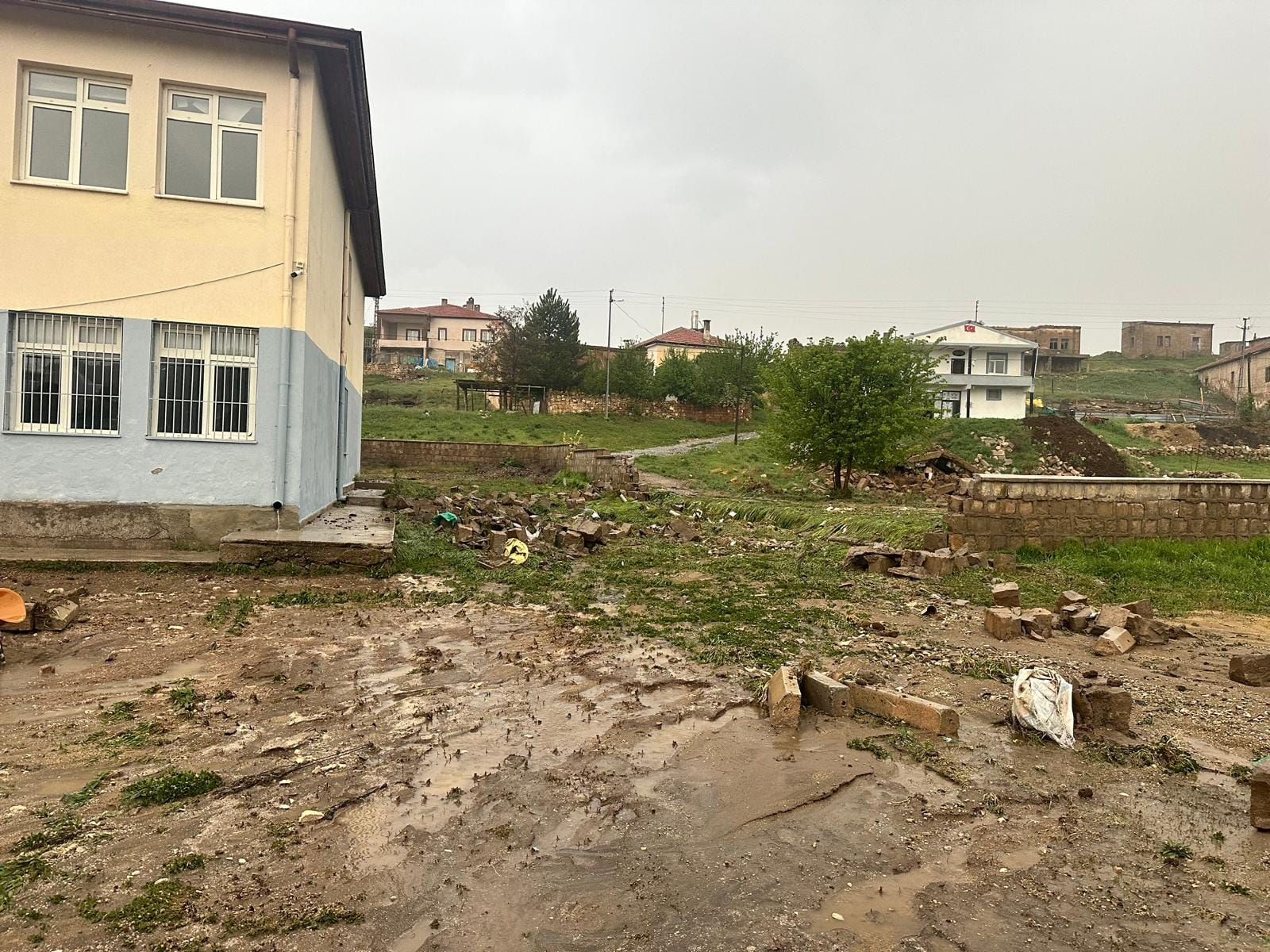 YÜNÖREN MAHALLESİNDE SEL NEDENİYLE YIKILAN BAHÇE DUVARINA MÜDAHALE EDİLDİ