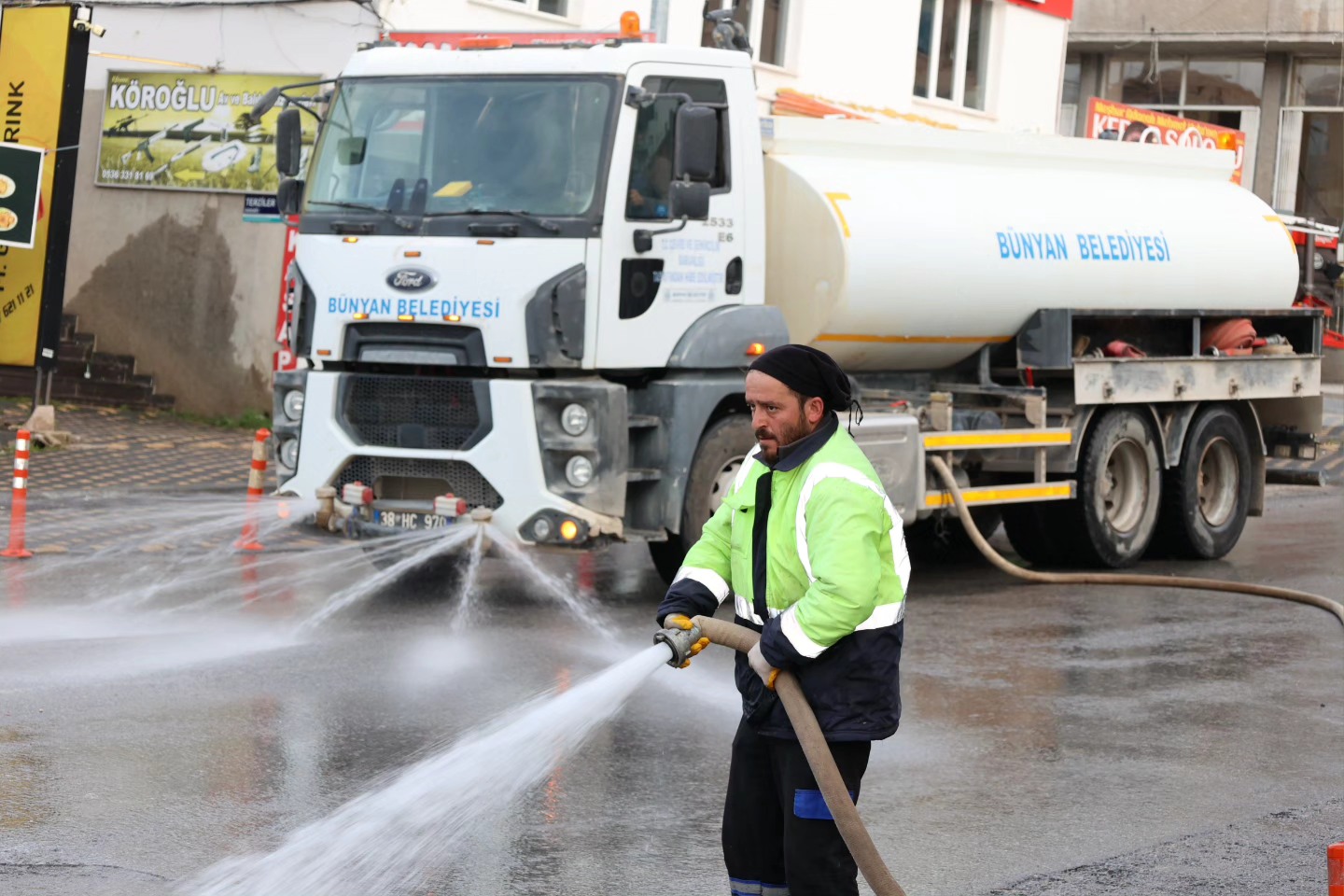 İlçemiz Çarşı Meydanı'nda gerçekleştirdiğimiz genel temizlik ve yıkama çalışmaları