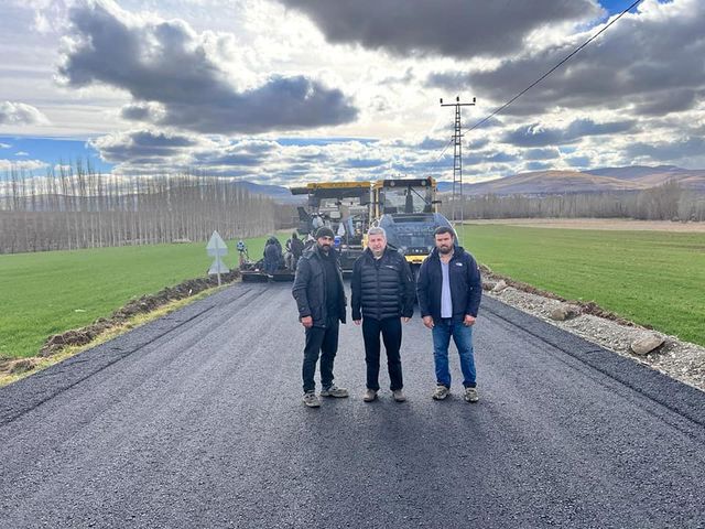 Bünyanda sıcak asfalt çalışmaları devam ediyor.