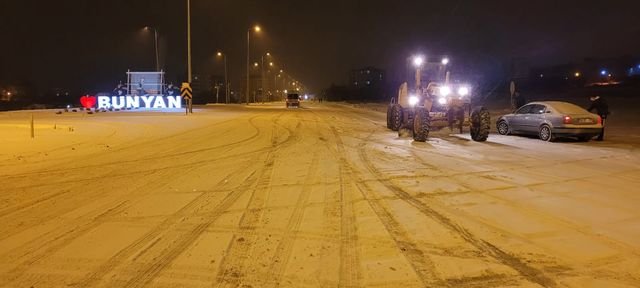YOL TUZLAMA VE YAYA YOLLARINDA KAR KÜREME ÇALIŞMALARI DEVAM EDİYOR.