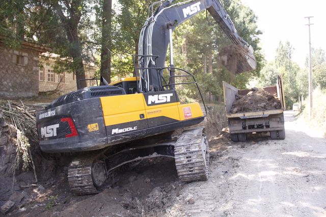 Çağlayan İlkokulu'nu yenileme çalışmalarını en hızlı şekilde tamamlamak için harekete geçti.