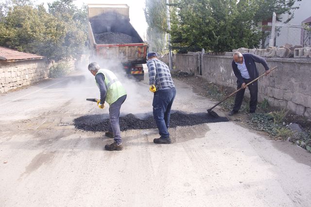 ​İlçemiz genelinde asfalt yama ve yol yapım çalışmalarımız devam ediyor.