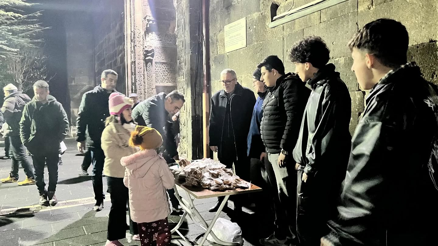 ULU CAMİİ'DE KANDİL SİMİDİ DAĞITILDI